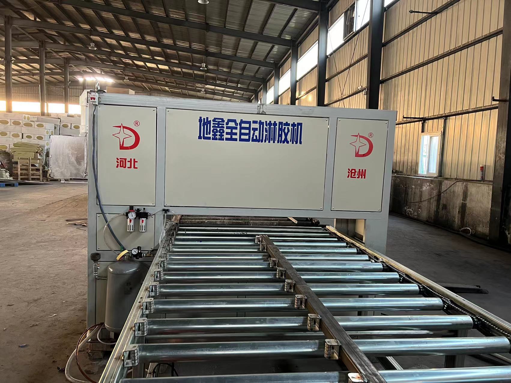 鋁裝飾板淋膠機(jī)設(shè)備 全自動(dòng)淋膠機(jī)設(shè)備