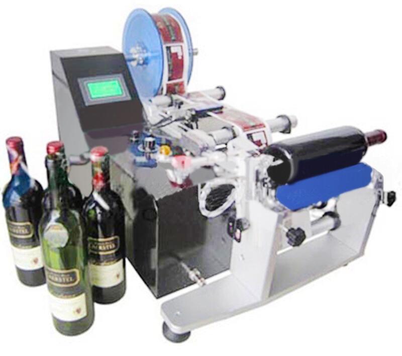 珠海金鼎葡萄酒瓶專用自動貼標(biāo)機(jī)廣泛應(yīng)用于各種規(guī)格的圓周面物體貼標(biāo),錐度圓瓶貼標(biāo)?