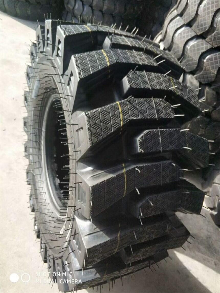 標(biāo)準(zhǔn)工程輪胎半實(shí)心輪胎20.5/70-16鏟車(chē)輪胎廠(chǎng)家銷(xiāo)售