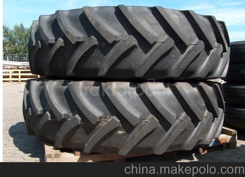 大型8輪犁地拖拉機(jī)輪胎520/85R46大人字型號(hào)20.8R46層級(jí)16