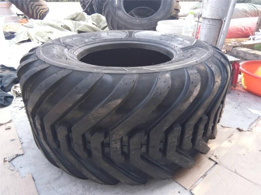 運(yùn)糧大型拖拉機(jī)輪胎400/60-15.5大人字花紋層級(jí)16