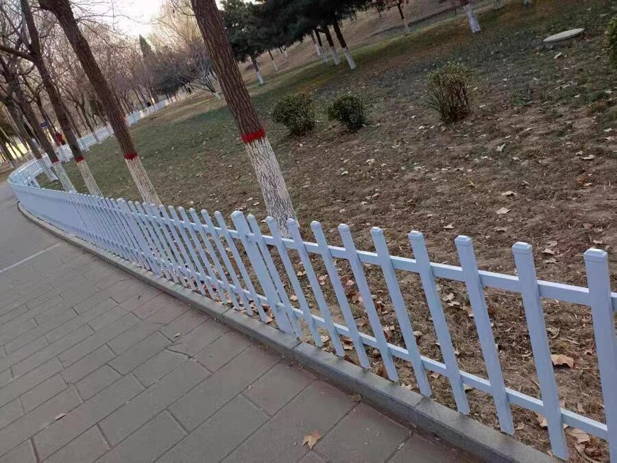 綠化帶花壇鋅鋼草坪圍欄價(jià)格