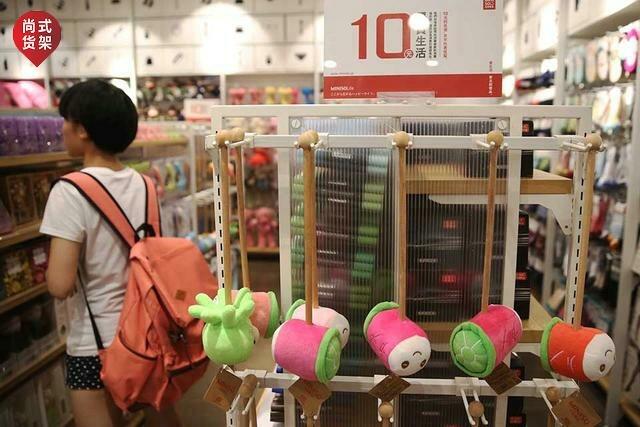 譙城區(qū)飾品襪子展柜 洞洞板貨架 尚式名創(chuàng)優(yōu)品廠家直銷