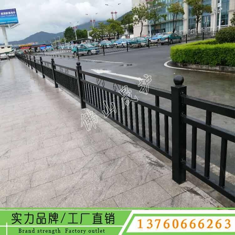 惠州道路隔離護(hù)欄 人行道欄桿 黑色噴涂市政柵欄