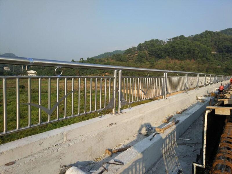 梅州河道欄桿高度設(shè)計規(guī)范，汕尾河道鋅鋼護欄廠家，陽江景觀護欄安裝
