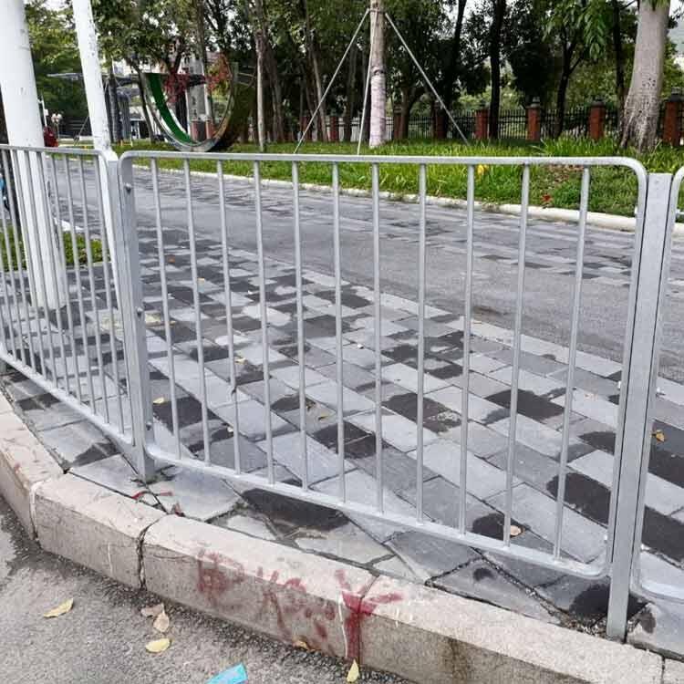 廣東道路護欄廠 市政隔離柵欄 鹽田人行道鍍鋅欄桿現(xiàn)貨價