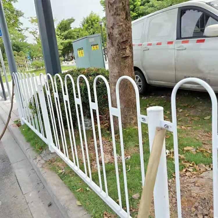 人行道欄桿圖片 交通護(hù)欄價(jià)格多少錢一米 肇慶城市護(hù)欄廠家