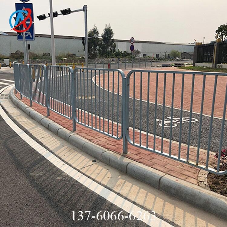 江門市政護(hù)欄廠家 城市道路欄桿圖片 甲型柵欄顏色