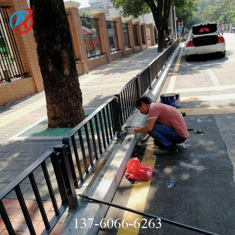 人行道柵欄安裝人工 市政護欄圖片大全 清遠(yuǎn)交通護欄成品