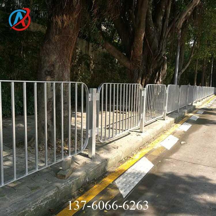 東莞人行道護(hù)欄高度 路側(cè)隔離欄桿安裝 公路護(hù)欄價(jià)格