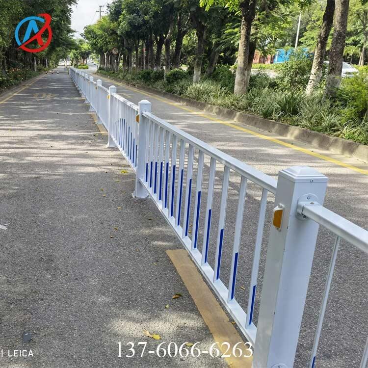 揭陽道路護欄廠 市政公路隔離柵欄 普寧面包管防眩光欄桿