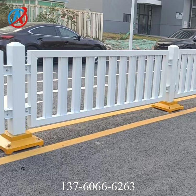 清遠道路中央隔離欄桿 白色槽鋼公路護欄配底座 機非分隔柵欄