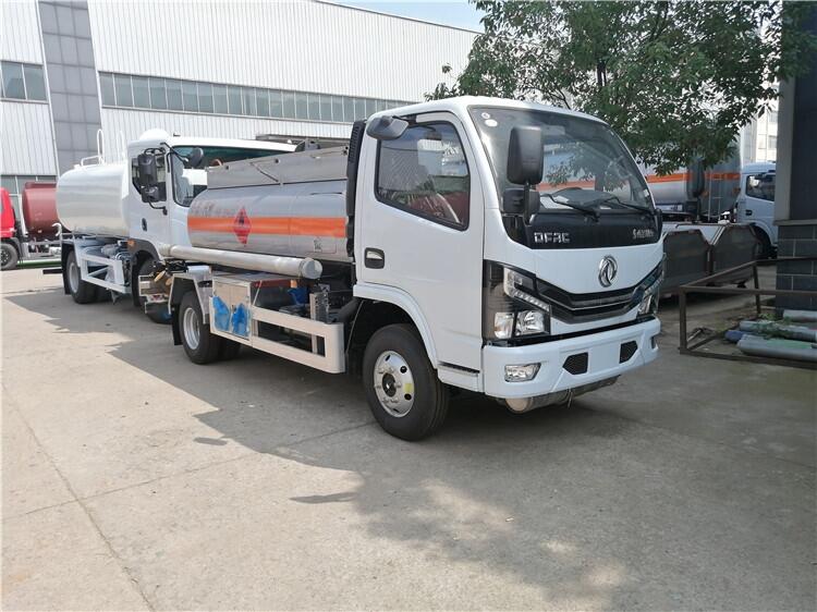 國(guó)六小型藍(lán)牌油罐車 c證可開的2噸藍(lán)牌加油車