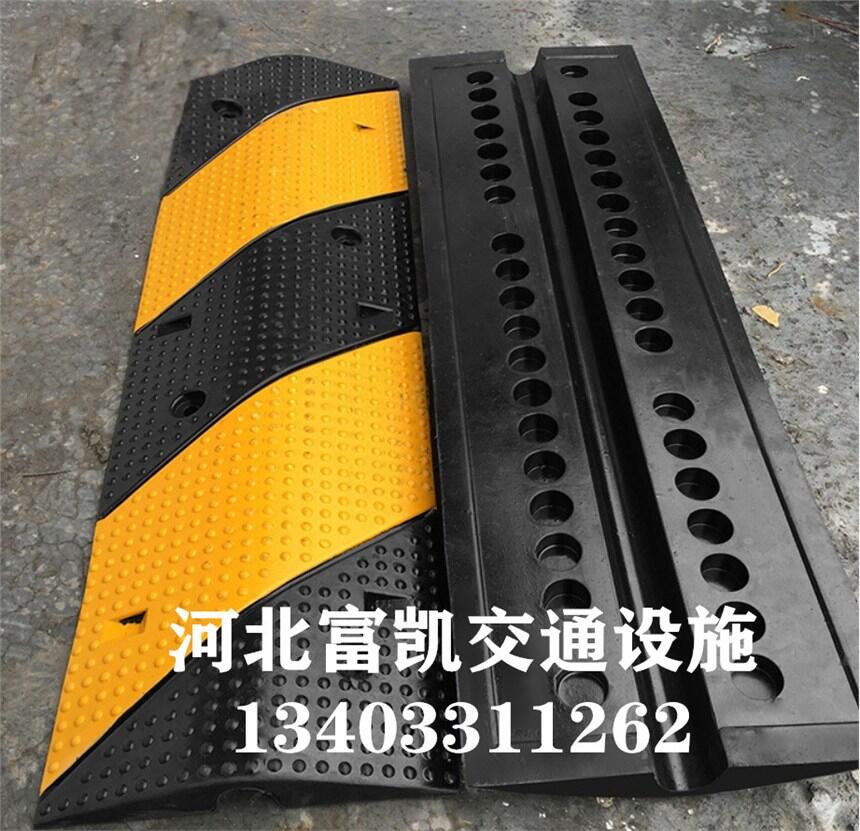 石家莊富凱交通設(shè)施生產(chǎn)線槽減速帶反光膠帶１３４０３３１１２６２踢腳線橡膠路沿坡止退器護(hù)墻角