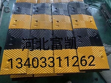石家莊停車場減速帶護(hù)角廣角鏡批發(fā)１３４０３３１１２６２石家莊交通設(shè)施廠交通標(biāo)志牌廠家反光膜