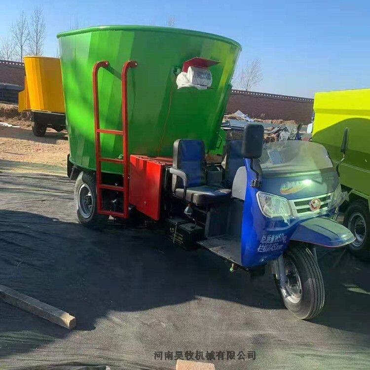  畜牧場(chǎng)帶攪拌功能撒料車 草料投喂柴油車底架撒料車廠家直銷