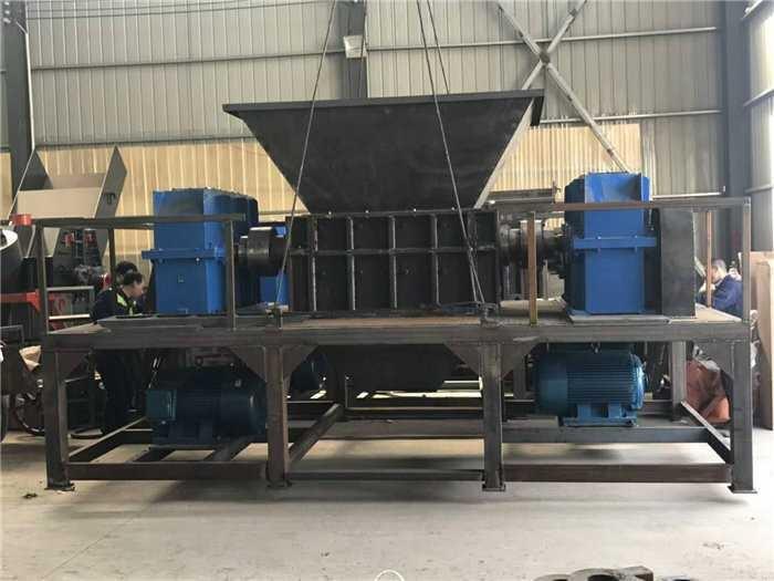 烏魯木齊市把廢鐵皮破成碎塊的大型機(jī)器圖片