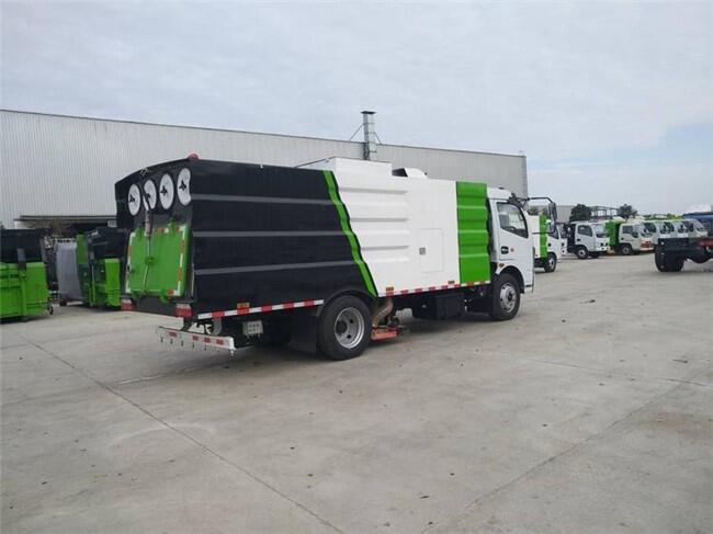 國三東風(fēng)天龍洗掃車掃路