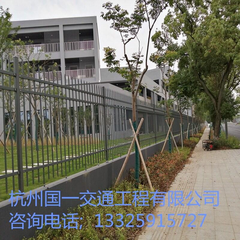 鋅鋼院墻護欄、磚墻護欄、小區(qū)護欄，學(xué)校護欄。