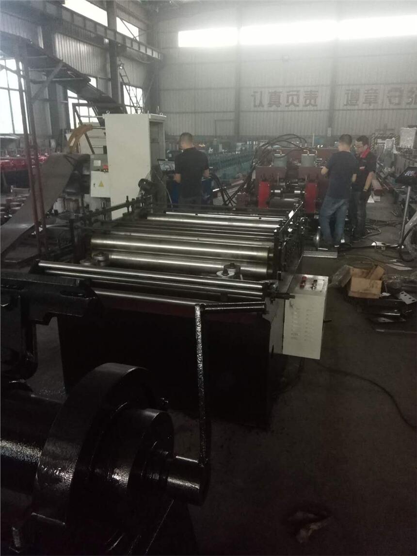 江蘇槽式電纜橋架成型機(jī)設(shè)備機(jī)組