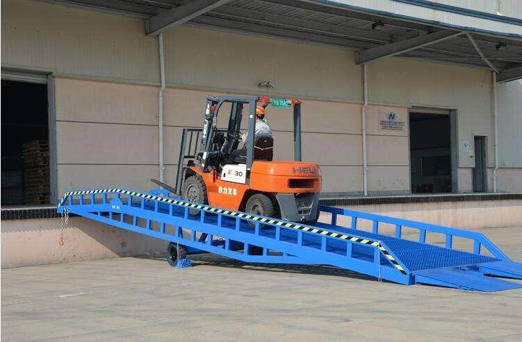 山東移動登車橋 集裝箱裝卸登車橋 金方圓液壓登車橋現(xiàn)貨供應