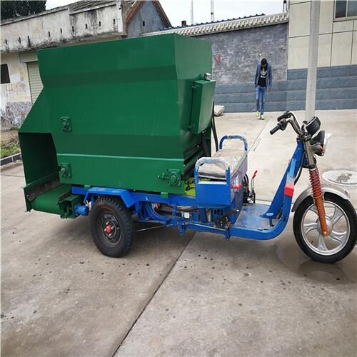 青貯飼草投喂車 雙側出料均勻的自走式撒料車