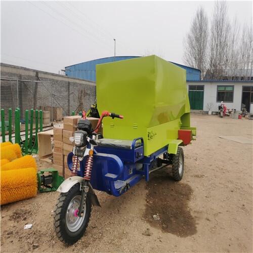 牛羊青儲(chǔ)飼料撒料車 多功能草料投料車
