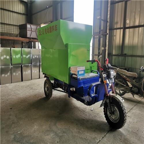 精飼料均勻投喂車 多功能柴油撒料車