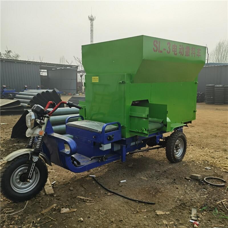 節(jié)省人工牛場喂料車 牛場養(yǎng)殖自動飼喂車 出料均勻牛場撒料車
