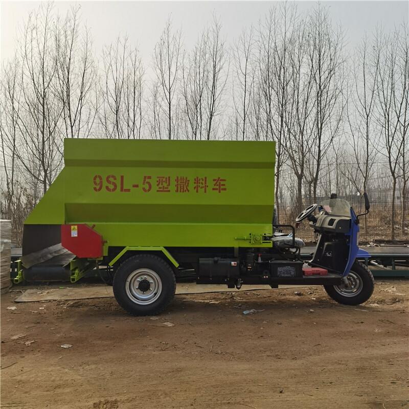 牛場(chǎng)養(yǎng)殖三輪飼料撒料車  電動(dòng)三輪雙側(cè)出料撒料車