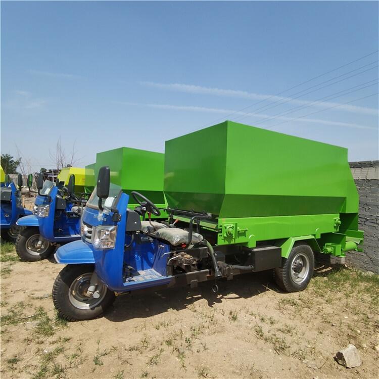 牛羊養(yǎng)殖全自動撒料車 全自動牛場飼料投料車
