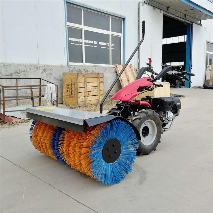 保證雪天路況暢通就選浩鴻小型掃雪機(jī)提高清雪效率