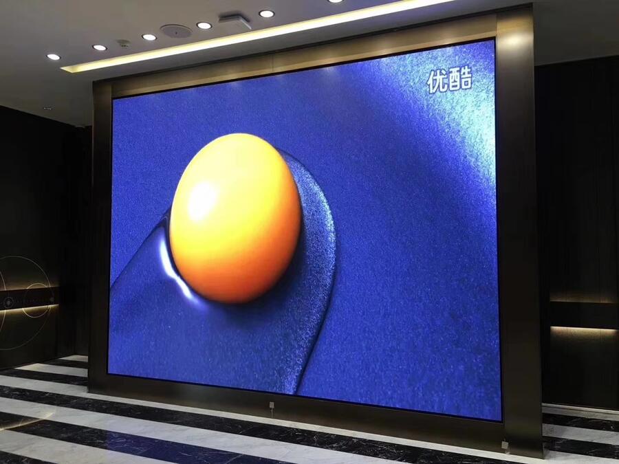 多功能廳安裝室內(nèi)P2.5LED高清顯示屏面積做多大能達到4K效果