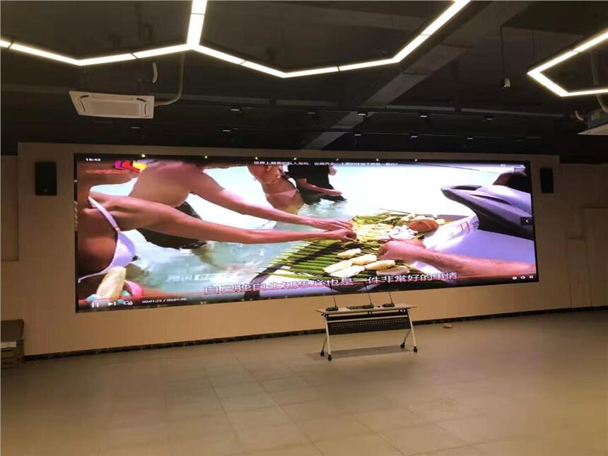 酒店宴會大廳一般都會安裝什么型號的LED顯示屏做背景墻效果好