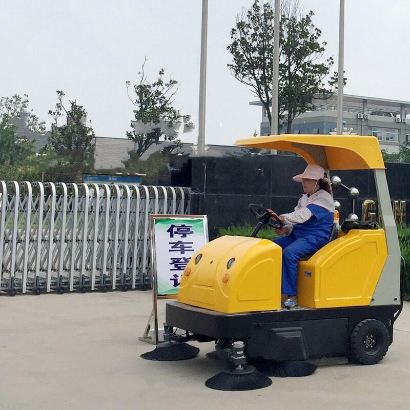 直銷座駕式掃地機  半封閉式噴水清掃設(shè)備