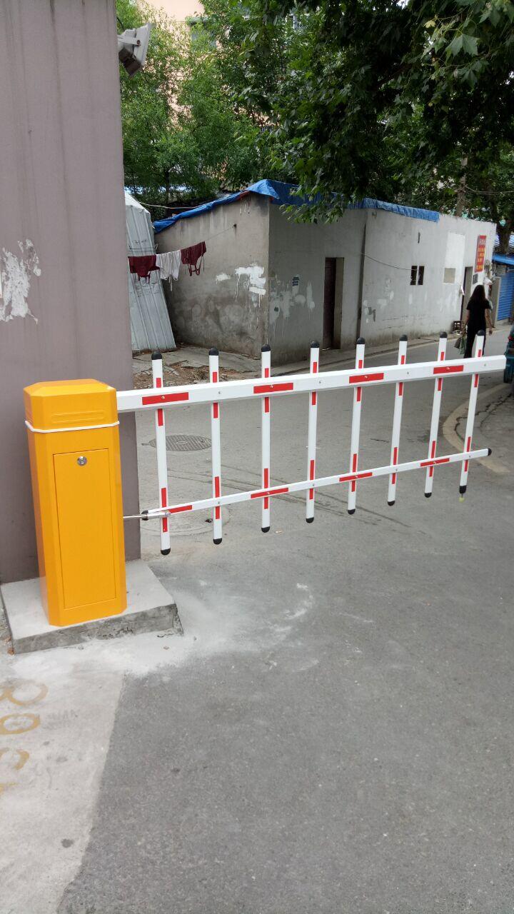 啟東市本地車牌識(shí)別生產(chǎn)廠家無(wú)刷道閘廣告道閘一體機(jī)小區(qū)門禁起落欄桿自動(dòng)升降停車場(chǎng)收費(fèi)系統(tǒng)