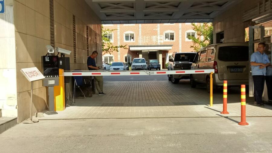 吳江市本地車牌識別生產(chǎn)廠家 車牌識別一體機收費停車場廣告道閘柵欄曲臂直桿道閘