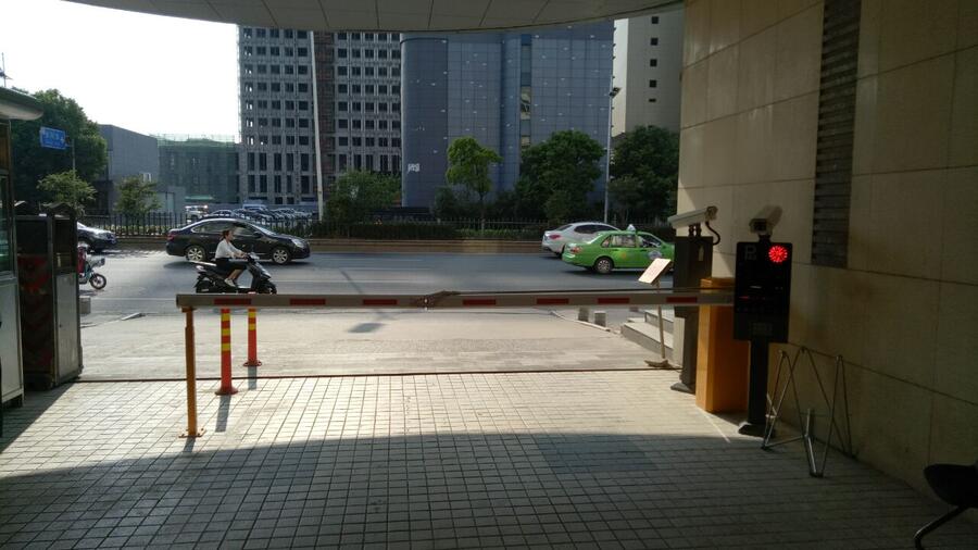 東臺市響水縣本地車牌識別生產(chǎn)廠家廣告道閘機停車場收費系統(tǒng)車牌識別柵欄道閘