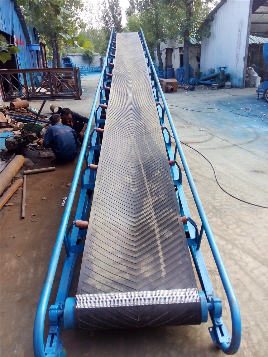 裝車爬坡輸送機(jī)、濟(jì)寧皮帶運(yùn)輸機(jī)