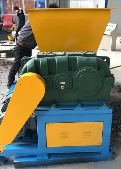 廢舊鋁合金門窗金屬撕碎機(jī) 塑料桶粉碎雙軸撕碎機(jī)設(shè)備