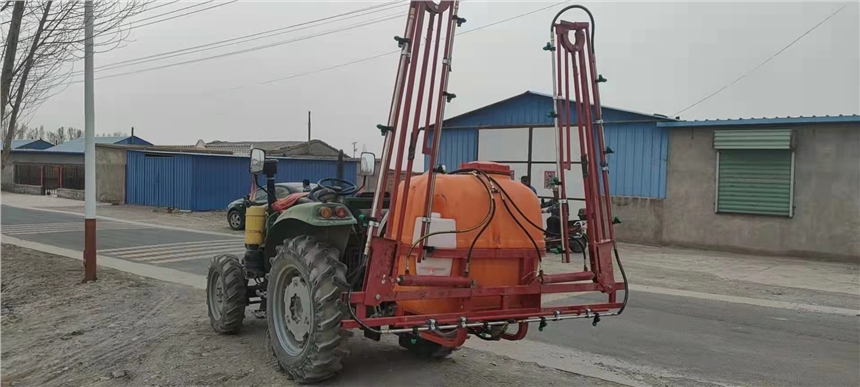 保定市 軸轉(zhuǎn)動(dòng)噴桿式噴霧機(jī) 大寬幅四輪拖拉機(jī)帶打藥機(jī)