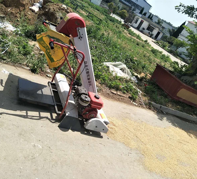 自走式自動(dòng)裝袋收糧機(jī)多少錢(qián)