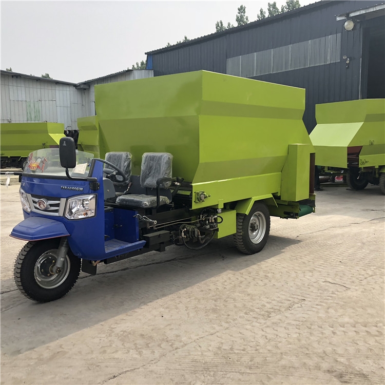 撒料車電動(dòng)喂料車帶攪拌的撒料車