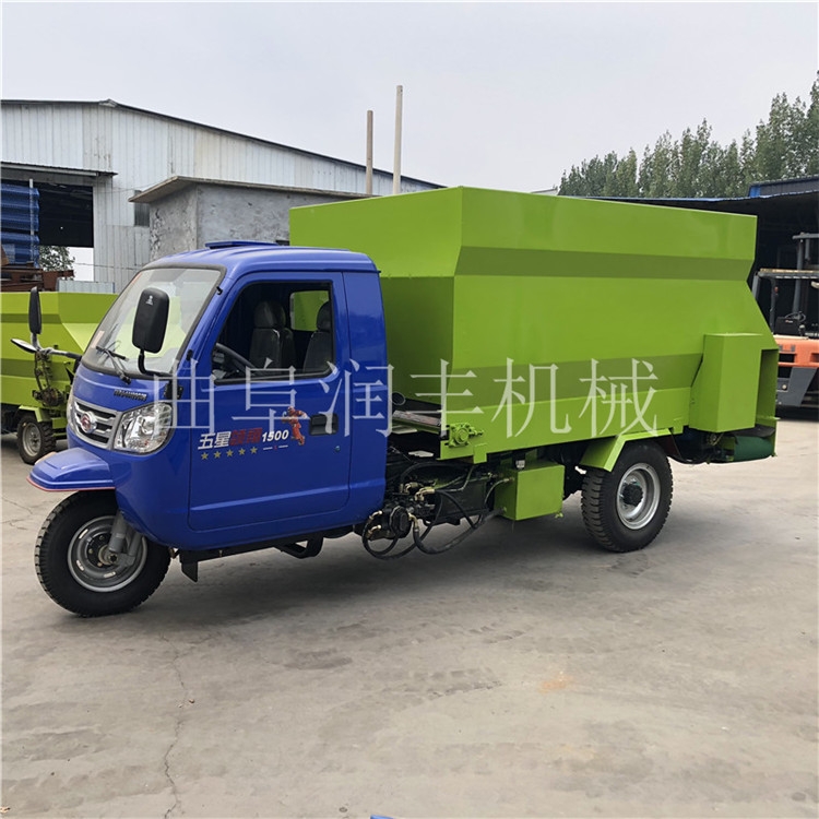 自動撒草撒料車飼喂投料機(jī)車載式撒料車
