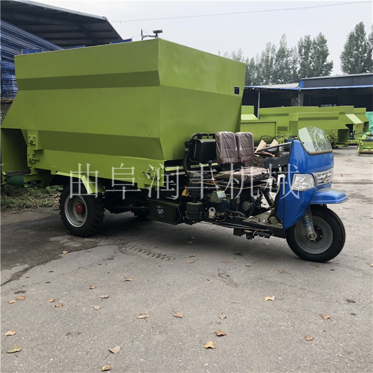 自動撒草撒料車飼喂投料機快速拋料撒料車