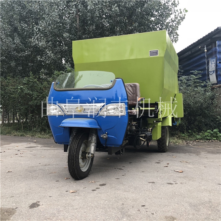 飼養(yǎng)撒料車牛草喂料車通過(guò)型強(qiáng)的撒料車