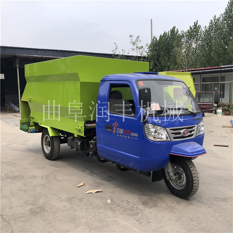 大馬力飼料撒料車養(yǎng)殖投料車大立方撒料車