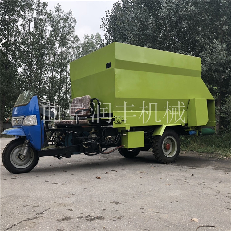 草料飼喂撒料車青貯投料車快速拋料撒料車