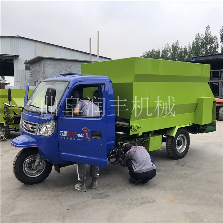 養(yǎng)殖設(shè)備撒料車飼料撒料機(jī)大立方撒料車