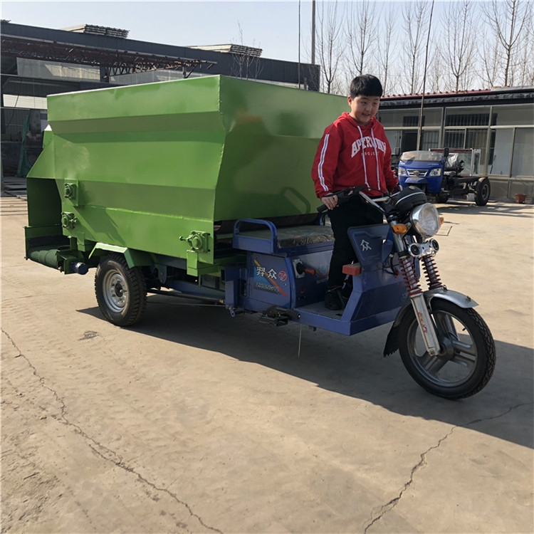 畜牧養(yǎng)殖撒料車攪拌投料車驢場撒料車